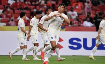 ทีมชาติไทย เข้ารอบเป็นแชมป์กลุ่ม ในศึก ซูซูกิ คัพ 2020 ตามคาด หลังจากชนะ เจ้าภาพ สิงคโปร์ 2-0 จากประตูของ เอเลียส ดอเลาะ และ ศุภชัย ใจเด็ด